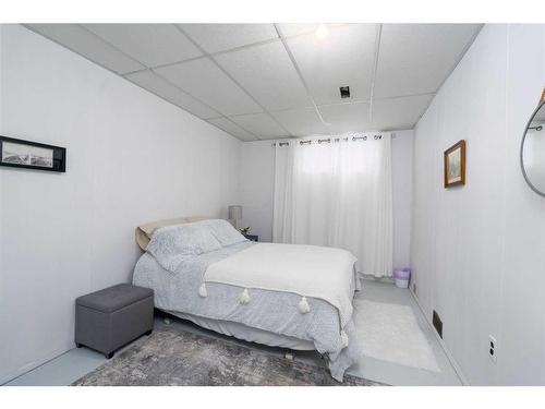 210 Lady Vivian Avenue West, Galahad, AB - Indoor Photo Showing Bedroom