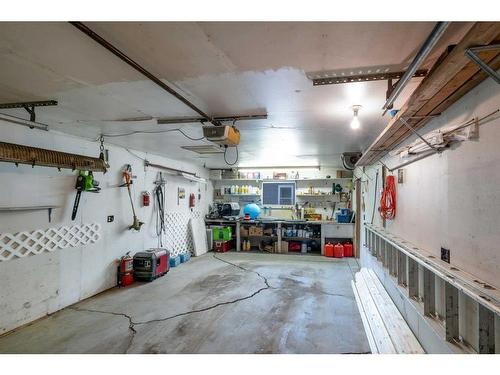 210 Lady Vivian Avenue West, Galahad, AB - Indoor Photo Showing Garage