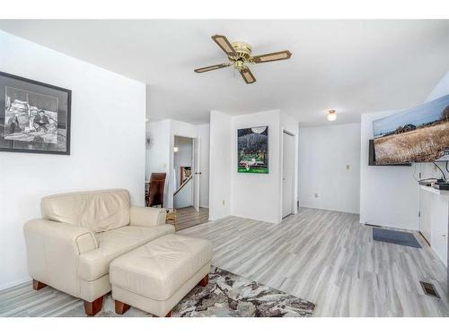 210 Lady Vivian Avenue West, Galahad, AB - Indoor Photo Showing Living Room