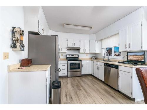 210 Lady Vivian Avenue West, Galahad, AB - Indoor Photo Showing Kitchen