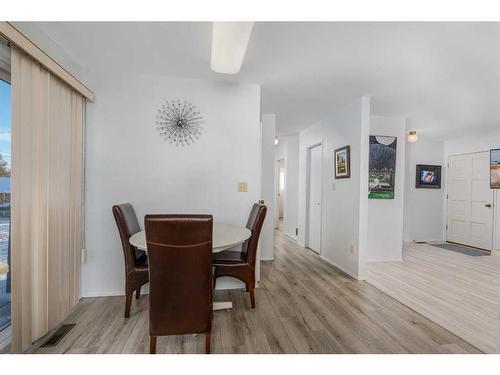 210 Lady Vivian Avenue West, Galahad, AB - Indoor Photo Showing Dining Room