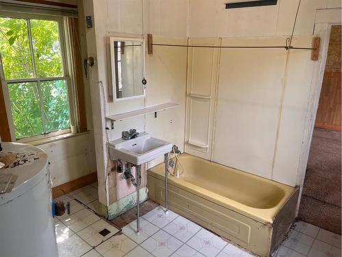 2025 25 Avenue, Delburne, AB - Indoor Photo Showing Bathroom