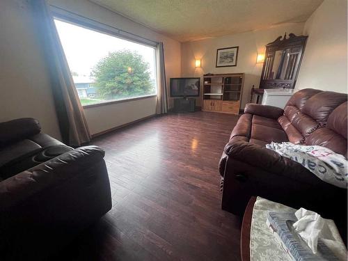 3903 44 Street, Ponoka, AB - Indoor Photo Showing Living Room