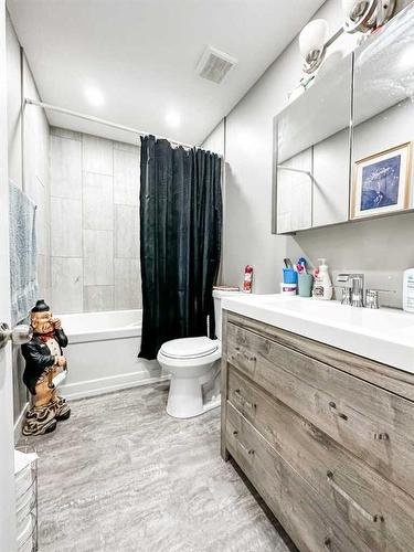 5705 50 Avenue, Stettler, AB - Indoor Photo Showing Bathroom