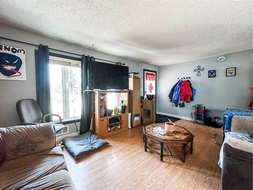 5705 50 Avenue, Stettler, AB - Indoor Photo Showing Living Room