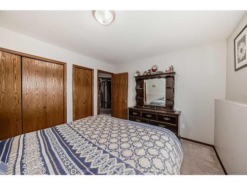 5909 61 Avenue, Ponoka, AB - Indoor Photo Showing Bedroom