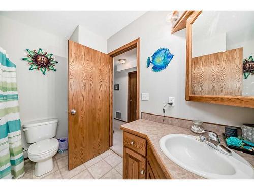 5909 61 Avenue, Ponoka, AB - Indoor Photo Showing Bathroom