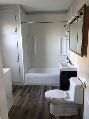 4635 49 Street, Sylvan Lake, AB - Indoor Photo Showing Bathroom