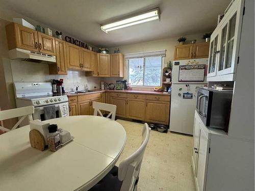 5411 59 Street, Ponoka, AB - Indoor Photo Showing Kitchen