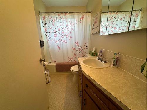 5411 59 Street, Ponoka, AB - Indoor Photo Showing Bathroom