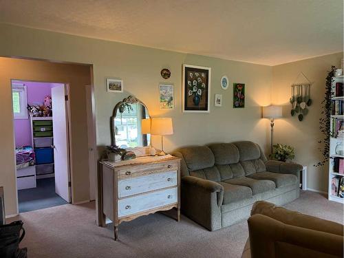 5411 59 Street, Ponoka, AB - Indoor Photo Showing Living Room