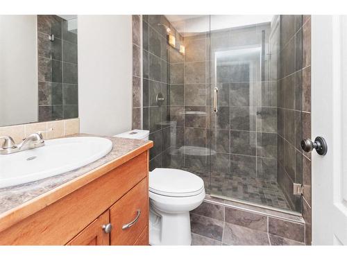 124 Vickers Close, Red Deer, AB - Indoor Photo Showing Bathroom