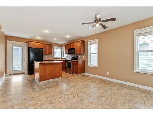 124 Vickers Close, Red Deer, AB - Indoor Photo Showing Kitchen