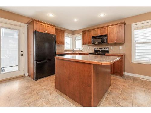 124 Vickers Close, Red Deer, AB - Indoor Photo Showing Kitchen