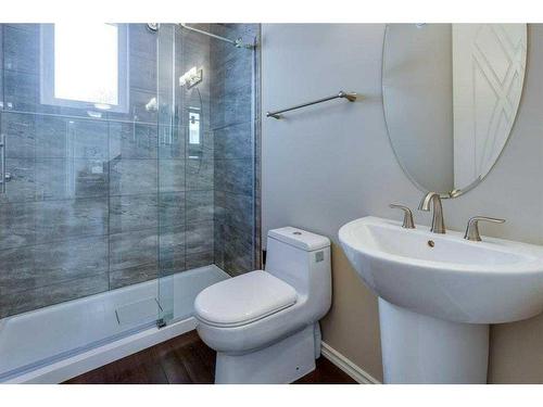 69 Grove Close, Red Deer, AB - Indoor Photo Showing Bathroom