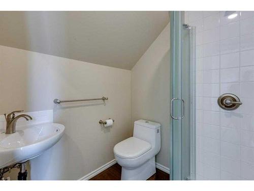 69 Grove Close, Red Deer, AB - Indoor Photo Showing Bathroom