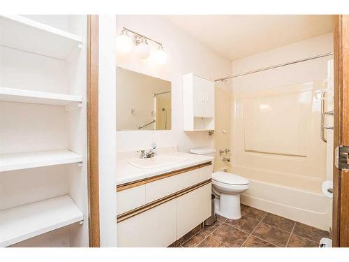 24-4240 46A Avenue Crescent, Red Deer, AB - Indoor Photo Showing Bathroom