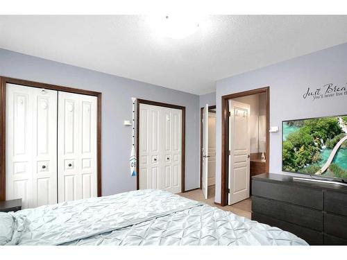 28 Isbister Close, Red Deer, AB - Indoor Photo Showing Bedroom