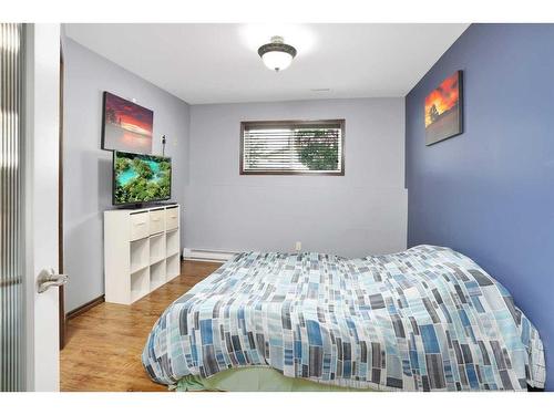 28 Isbister Close, Red Deer, AB - Indoor Photo Showing Bedroom