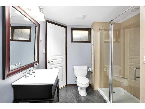 28 Isbister Close, Red Deer, AB - Indoor Photo Showing Bathroom