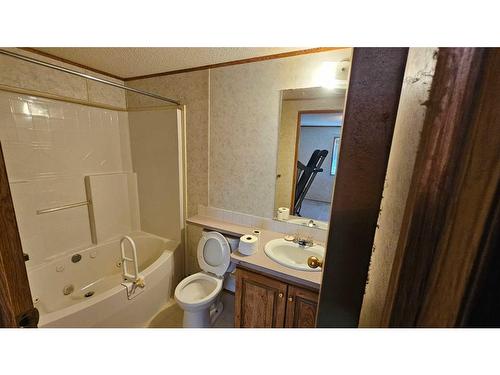 4418 Park Crescent, Coronation, AB - Indoor Photo Showing Bathroom