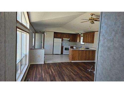 4418 Park Crescent, Coronation, AB - Indoor Photo Showing Kitchen