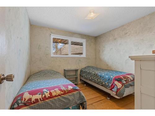101 Lakeview Avenue, Gull Lake, AB - Indoor Photo Showing Bedroom