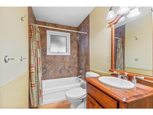 101 Lakeview Avenue, Gull Lake, AB - Indoor Photo Showing Bathroom