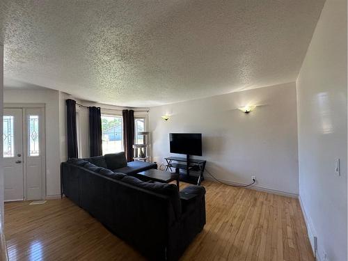 5316 55 Avenue, Bashaw, AB - Indoor Photo Showing Living Room