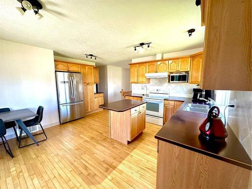 5316 55 Avenue, Bashaw, AB - Indoor Photo Showing Kitchen With Double Sink