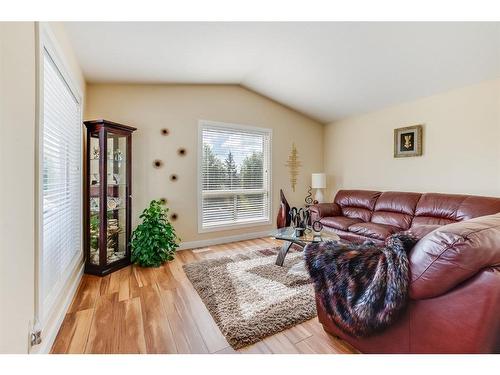 144 Kershaw Close, Red Deer, AB - Indoor Photo Showing Living Room