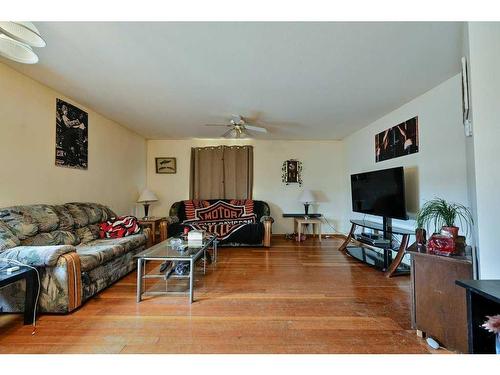 5110 Minto Street, Blackfalds, AB - Indoor Photo Showing Living Room
