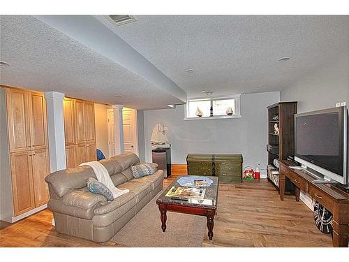 27 Lucky Place, Sylvan Lake, AB - Indoor Photo Showing Living Room