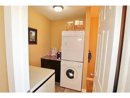 27 Lucky Place, Sylvan Lake, AB - Indoor Photo Showing Laundry Room