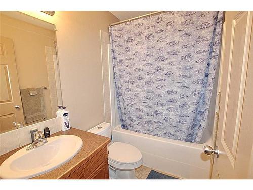 27 Lucky Place, Sylvan Lake, AB - Indoor Photo Showing Bathroom