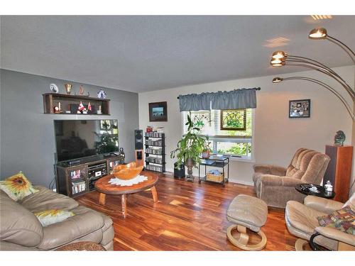 27 Lucky Place, Sylvan Lake, AB - Indoor Photo Showing Living Room