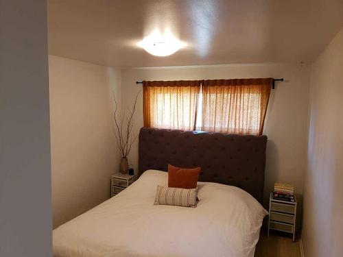 4634 4 Street Nw, Calgary, AB - Indoor Photo Showing Bedroom