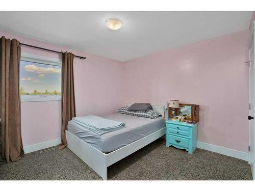 430058 Range Road 245, Rural Ponoka County, AB - Indoor Photo Showing Bedroom