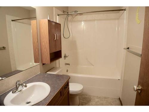 4204 55 Avenue Crescent, Innisfail, AB - Indoor Photo Showing Bathroom