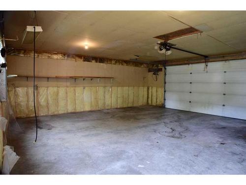 4204 55 Avenue Crescent, Innisfail, AB - Indoor Photo Showing Garage
