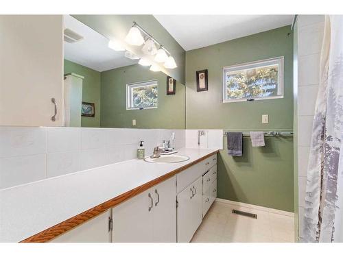 335001 Range Road 23-2, Rural Kneehill County, AB - Indoor Photo Showing Bathroom
