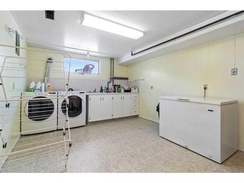 335001 Range Road 23-2, Rural Kneehill County, AB - Indoor Photo Showing Laundry Room
