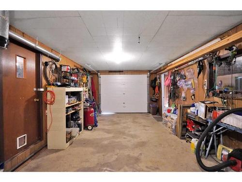 39527 Range Road 3-1, Rural Lacombe County, AB - Indoor Photo Showing Garage