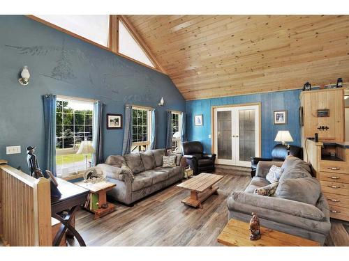 39527 Range Road 3-1, Rural Lacombe County, AB - Indoor Photo Showing Living Room