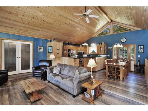 39527 Range Road 3-1, Rural Lacombe County, AB - Indoor Photo Showing Living Room