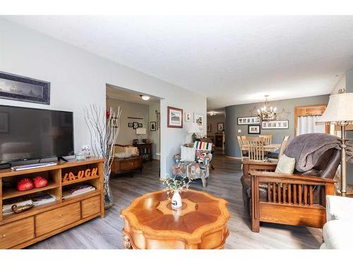 101-5144 45 Avenue, Red Deer, AB - Indoor Photo Showing Living Room