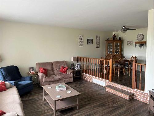 5404 48 Avenue West, Forestburg, AB - Indoor Photo Showing Living Room