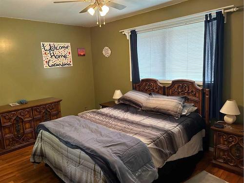 5404 48 Avenue West, Forestburg, AB - Indoor Photo Showing Bedroom