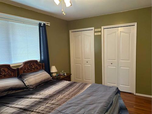 5404 48 Avenue West, Forestburg, AB - Indoor Photo Showing Bedroom