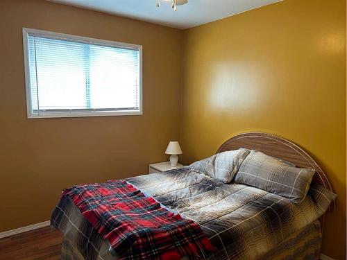 5404 48 Avenue West, Forestburg, AB - Indoor Photo Showing Bedroom